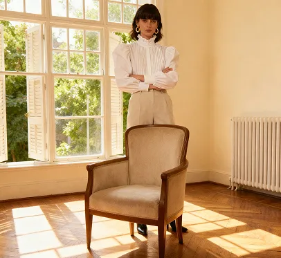 Troque as roupas da mulher por uma camiseta e defina o fundo para uma praia de verão.